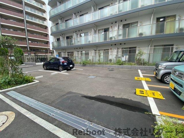 LIME RESIDENCE HIGASHINAKAYAMA の駐車場