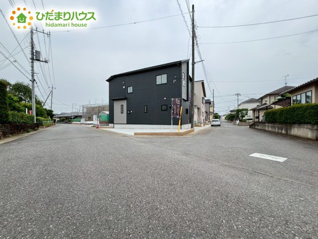 東松山市美原町2丁目　ブルーミングガーデン　新築一戸建て　01の前面道路含む現地写真|前面道路幅6ｍ！
車の出入りもスムーズにできます♪