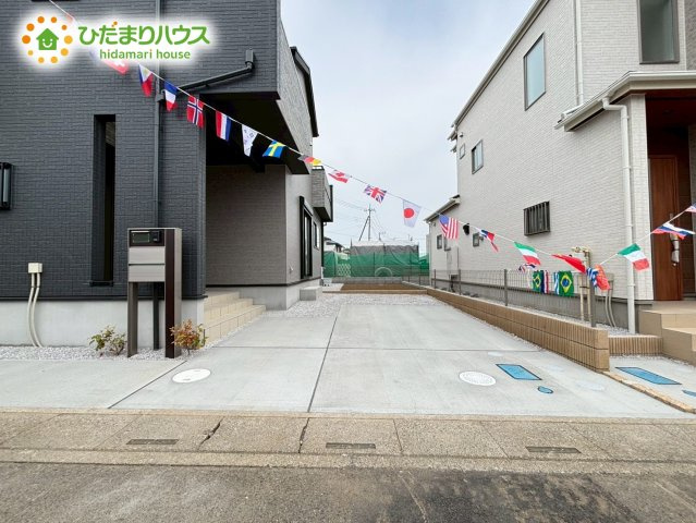 東松山市美原町2丁目　ブルーミングガーデン　新築一戸建て　01の駐車場|ゆとりある駐車スペースは、親戚や友達が遊びにきても敷地内に駐車でき、近所に迷惑かけなくてすみます。										
