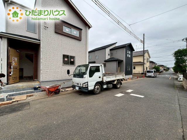 東松山市美原町2丁目　ブルーミングガーデン　新築一戸建て　02の前面道路含む現地写真