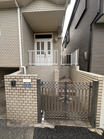 平野邸戸建のエントランス