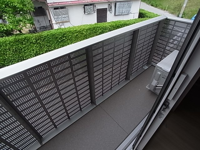 神戸市長田区雲雀ケ丘３丁目のアパートのバルコニー