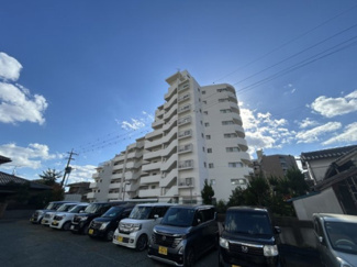 【外観】 | 白い壁を明るく照らす日当たりに、自然と笑みがこぼれてくる。ここ、良い外観です。