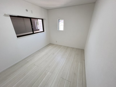 【洋室】 | 愛宕山中古戸建 | 広々とした洋室です