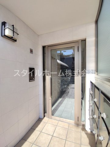 サンフレアのエントランス|別部屋写真です。