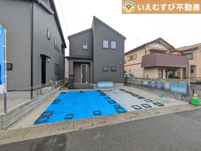 【駐車場】 | Livele Garden.S　熊谷美土里町第3 | 並列3台駐車可能なゆとりのカースペース
複数台車をお持ちでも、お友達が遊びに来てもゆとりの駐車スペース！