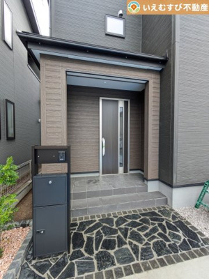 【エントランス】 | Livele Garden.S　熊谷美土里町第3 | 落ち着いた色づかいのエントランス
駐車場からアクセスの良いエントランス。雨の日や荷物が多くても安心の動線♪