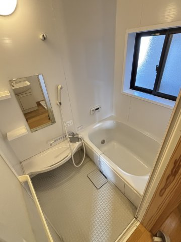 助川戸建の浴室