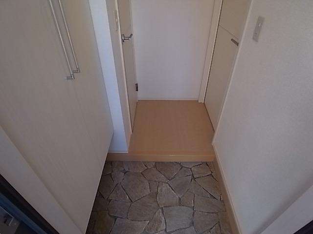 神戸市北区鈴蘭台東町３丁目のアパートの玄関|シューズボックス付き