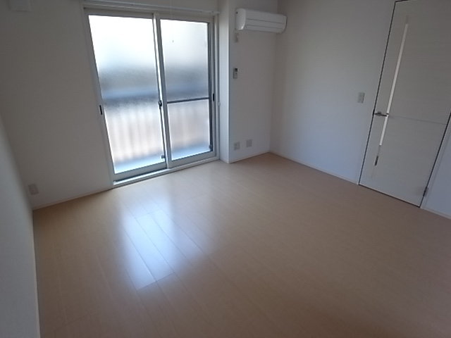 神戸市北区鈴蘭台東町３丁目のアパートの居間・リビング|リビング室内（エアコン付）