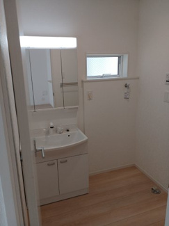 【脱衣所】 | 西東京市柳沢第5　全1棟　1号棟 | 三面鏡付き洗面化粧台