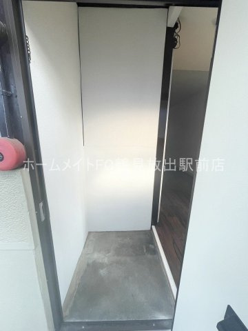 大阪市鶴見区今津中１丁目のアパートの玄関