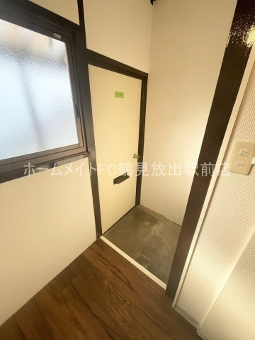 大阪市鶴見区今津中１丁目のアパートの玄関