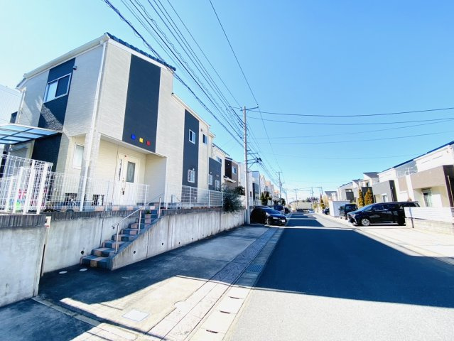 橋賀台２丁目　中古戸建の前面道路含む現地写真