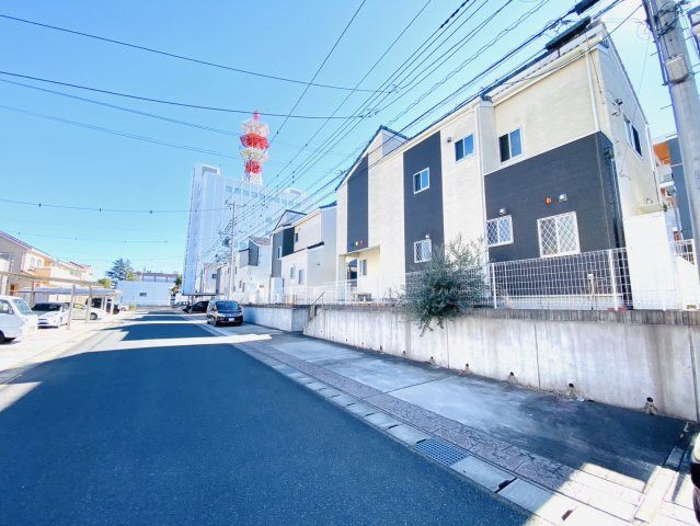 橋賀台２丁目　中古戸建の前面道路含む現地写真