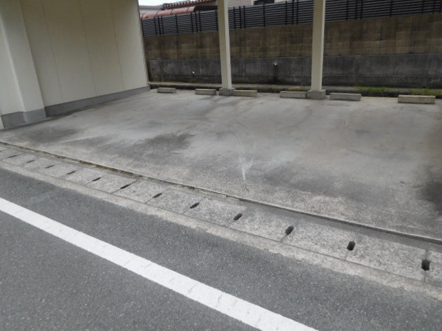 ハイネス花北の駐車場