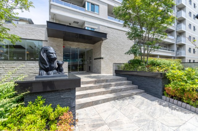 ライオンズ青砥リバーフロントオアシスのエントランス|広々としたエントランスが開放感を演出。居住者をあたたかく迎え入れてくれます♪