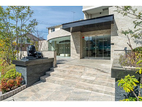 ライオンズ青砥リバーフロントオアシスのエントランス|緑に囲まれた綺麗な共用部♪