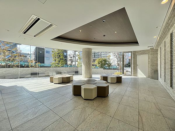 ライオンズ青砥リバーフロントオアシスのロビー|広々としたエントランスホールが開放感を演出！セキュリティ対策抜群のため安心してお住まい頂けます♪