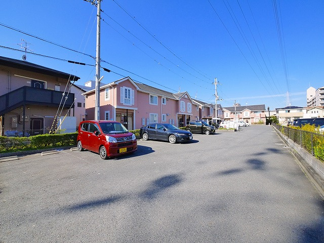 ソレイユ・二階堂　Ａ棟の駐車場|駐車場があるので、車を買う予定の方も安心です