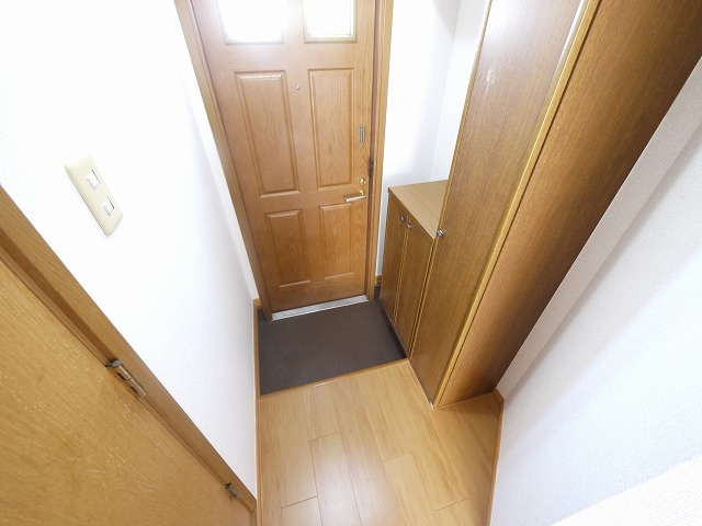 ソレイユ・二階堂　Ａ棟の玄関|収納もある玄関です