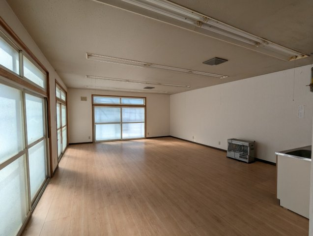 白金町11-4貸土地（古家事務所付）の居間・リビング
