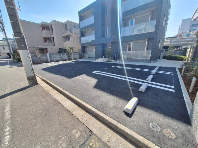 Maison Clair 西が丘（メゾンクレール）の駐車場