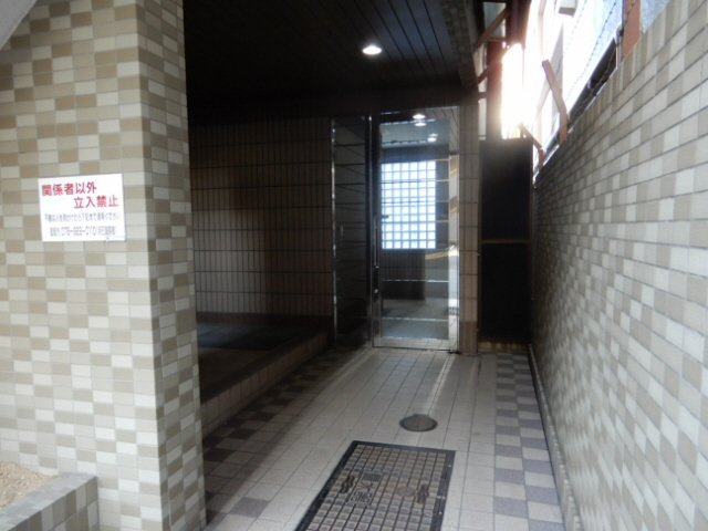 YKハイツ松の内のエントランス