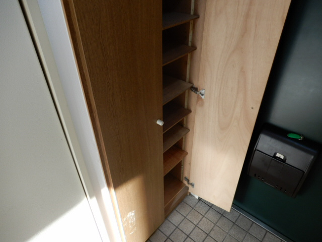 YKハイツ松の内の玄関