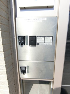 【エントランス】 | 共用エントランスには宅配BOXがあるので荷物の受け取りもスムーズに♪再配達の手間がかからないのが魅力♪