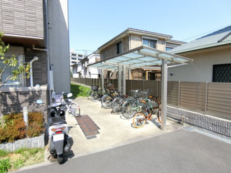 【その他共用部分】 | 屋根付きの駐輪場で雨が降っても大切な自転車が濡れなくてすみますね♪駅まで自転車もおすすめです！