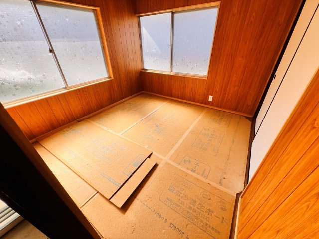 森一戸建の洋室|玄関入って左側のお部屋です。