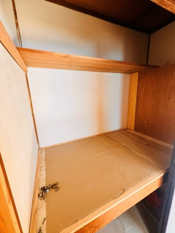 森一戸建の収納|玄関入って左側のお部屋の収納です。