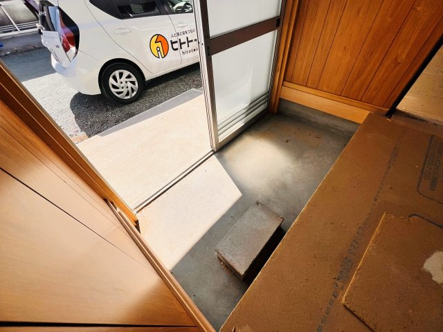 森一戸建の玄関|※通常コンクリートレンガはございません。