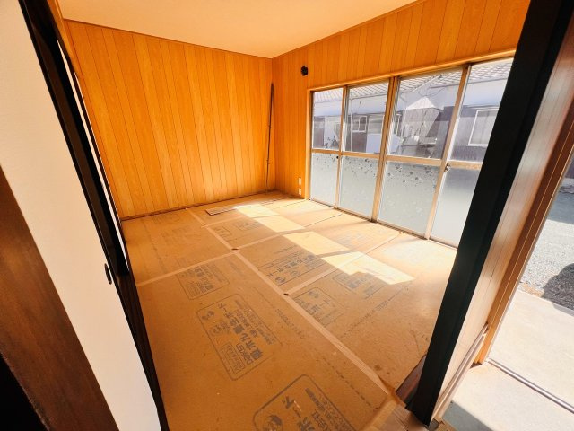 森一戸建の洋室|玄関入って右側のお部屋です。
