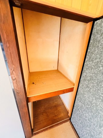 森一戸建の収納|玄関入って右側のお部屋収納です。