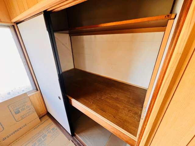 森一戸建の収納|キッチン隣のお部屋の収納です。