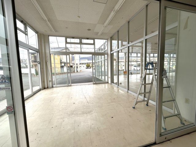 金光貸店舗の内装