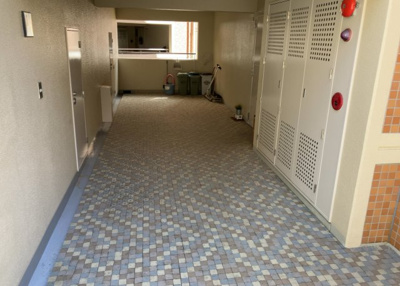 【エントランス】 | ベルコリーヌ南大沢５－１３－５号棟 | マンションのエントランスには、もともと風よけや防犯の役割がありますが、マンションによって宅配ボックスなどの設備が備わっている所もあります。日々の生活をイメージしながら生活しやすさをチェックしましょう。