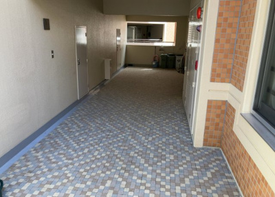 【ロビー】 | ベルコリーヌ南大沢５－１３－５号棟 | ラウンジは、マンションの共用スペースに椅子やテーブルなどを配置した利用者が寛げる空間です。屋内型ラウンジと屋外型ラウンジがあります。共用部分の管理状況と合わせて、詳細については現地でご確認ください。