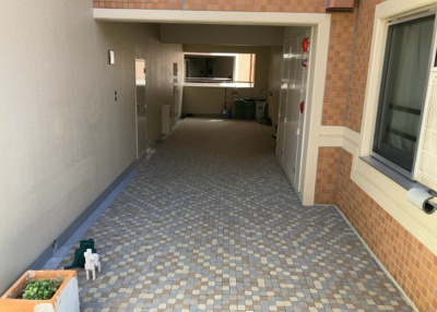 【受付】 | ベルコリーヌ南大沢５－１３－５号棟 | 受付はマンションコンシェルジュがいる場合もあれば、管理人が滞在する小部屋を総称して呼ぶことがあります。主にエントランスに設置されていることから、防犯面でも期待ができます。防犯設備がない場合はより安心！