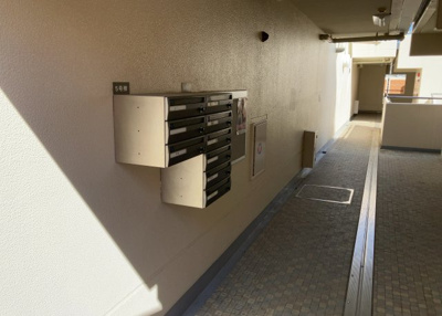 【設備】 | ベルコリーヌ南大沢５－１３－５号棟 | エントランス付近に設置されている集合ポストは、住んでいる部屋と離れているため、ポストをあさるなど誰かに何かされていても被害に気づきにくいです。入居する時には他人に特定されにくい番号で鍵をかけましょう！