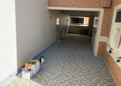 【ロビー】 | ベルコリーヌ南大沢５－１３－５号棟 | ロビーというと、エントランスと何がちがうの？と思いますよね。実はロビーとエントランスには明確な決まりはありません。物件によっては、エントランスを入って広がるある程度の広さのある空間がロビーとなります。