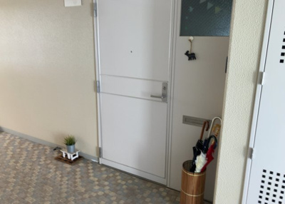 【防犯設備】 | ベルコリーヌ南大沢５－１３－５号棟 | 室内の防犯設備もチェックしましょう！モニター付きインターホンが設置されているか、防犯シャッターが設備されているか、ベランダに人が上がってきにくい高さかなどチェックしておくと入居後も安心できるでしょう。