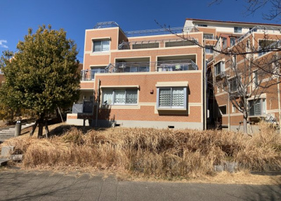 【外観】 | ベルコリーヌ南大沢５－１３－５号棟 | マンションの外観は非常に重要なポイントです！外観の善し悪しは資産価値に大きな影響を与えます。外観のいいマンションを購入することで、高値で売却がしやすく、買い手が見つかりやすいというメリットがあります。