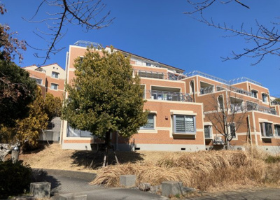 【外観】 | ベルコリーヌ南大沢５－１３－５号棟 | 隣家の土地はどうなっているのか、生活利便施設が近くにあるのか、学校まで近いかなど、お客様のライフスタイルにあわせたイメージが重要です。また、近くにあると困る施設が近くにないかも確認するといいでしょう。