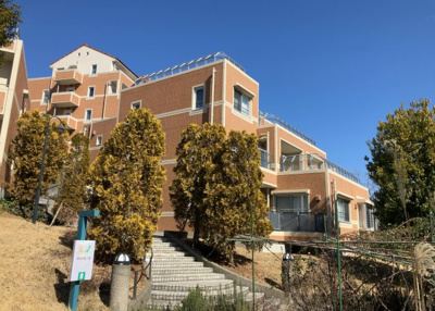 【現況写真】 | ベルコリーヌ南大沢５－１３－５号棟 | 眺望の良さを楽しめるダイニングキッチンで家族団らんの時間を過ごしてはいかがでしょうか。バルコニーから見える景色を家族で眺める時間は、時間が経つのを忘れてしまいそうですね。是非、現地を見に行きましょう！