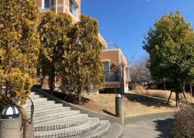 【現況写真】 | ベルコリーヌ南大沢５－１３－５号棟 | 景色重視でお家選ぶをするとスーパーが遠い！学校が遠い！など生活をするうえで利便性で困ることもあります。まず一度現地を見学する際に、周辺の施設などがあるかを確認し、暮らし始めた後のことを想像しましょう。