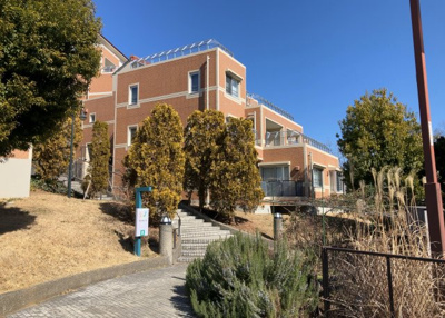 【現況写真】 | ベルコリーヌ南大沢５－１３－５号棟 | 道幅が広い場所は日当たりや風通が良好です。幅が広いのですれ違いも可能ですし大きな車でも駐車可能！一方で、大型車が通ることも多くなるため交通量の増加により騒音に繋がります。また土地の値段が高くなります。