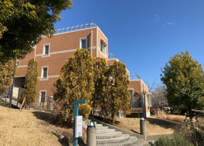 【構造・工法・仕様】 | ベルコリーヌ南大沢５－１３－５号棟 | ＲＣ造、Reinforced Concreteは直訳すると補強されたコンクリートです。主に柱や梁・床・壁が鉄筋とコンクリートで構成おり、鉄筋を組んだ型枠にコンクリートを流し込んで固めたものを指します。